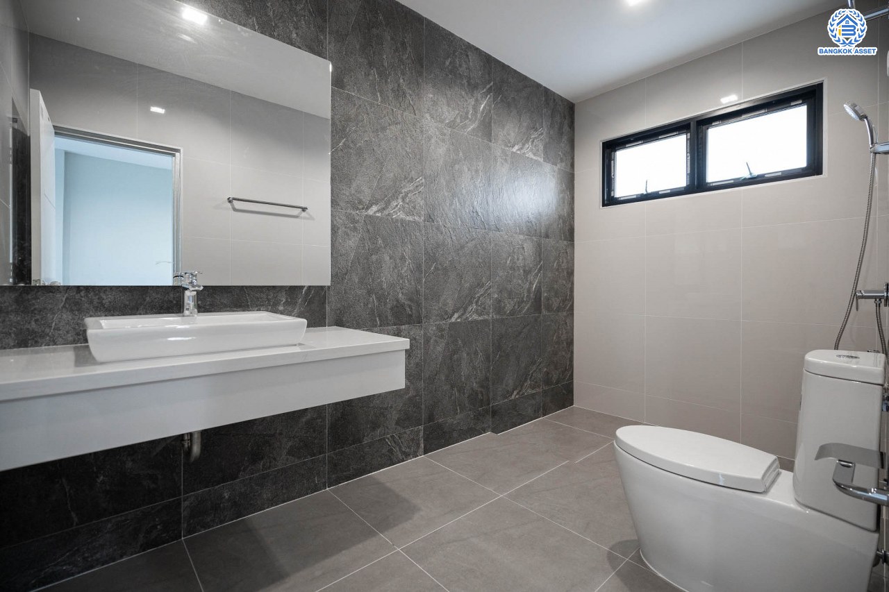 คฤหาสน์มือสองตกแต่งใหม่ โครงการ บ้านภาณุ ปิ่นเกล้า-บรมราชชนนี เนื้อที่ 142.7 ตร.ว. ฟังก์ชันจัดเต็ม 5 ห้องนอน 6 ห้องน้ำ 1 ห้องแม่บ้าน จอดรถได้ 4 คัน บนพื้นที่ใช้สอยเกือบ 451.5 ตร.ม. พร้อมพื้นที่สีเขียวสนามหญ้ากว้างขวาง ตอบโจทย์ครอบครัวใหญ่ บนทำเลศักยภาพ เชื่อมต่อทั้งถนนกาญจนาภิเษก และทางคู่ขนานลอยฟ้าบรมราชชนนี ใกล้ ม.มหิดล, สถานีขนส่งสายใต้ใหม่ และเซ็นทรัลปิ่นเกล้า